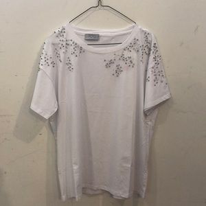 529 oversized white t-shirt with beading.